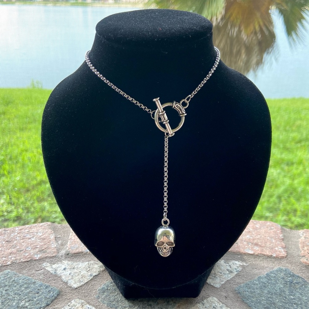 Skull silver necklace . Lariat Y shape toggle clasp & skull charm boho necklace - Picture 11 of 12
